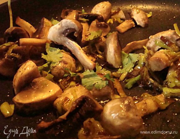 Добавить к луку слив.масло и грибы,посолить поперчить и жарить до готовности.
