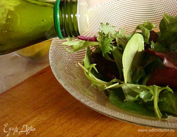 Тем временем-яйца отварить, салат-перебрать, если требуется-помыть,обсушить.
Выложить салат в миску- сбрызнуть соком лайма/или лимона, сбрызнуть оливковым маслом и перемешать (можно даже руками).
