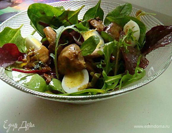 Яйца охладить, порезать на половинки.
К салату добавить готовые грибы, перемешать,украсить половинками яиц и подавать немедленно!