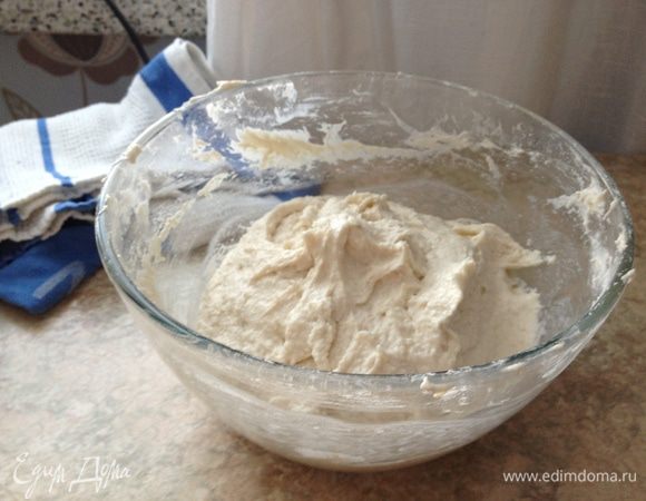 Добавим муку, перемешаем ложкой. Рисовая мука делает хотток таким слегка жующимся))). Затягиваем пищевой пленкой, и в теплое место примерно на часок. 