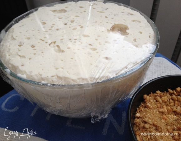 Отлично поднялось=) Обминаем ложкой и оставляем еще на 20 минут.  