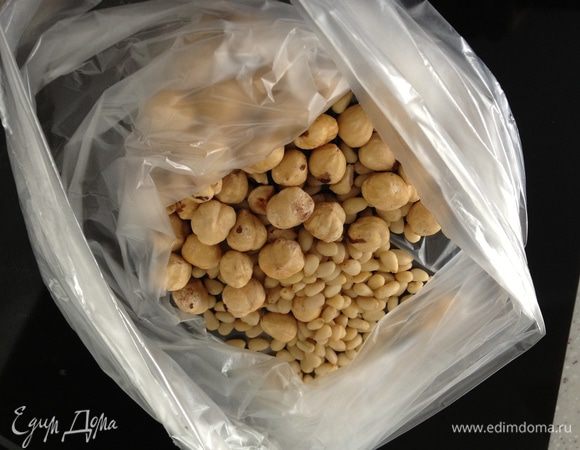 Ждем тесто и готовим начинку. Нам понадобятся орехи. Любые. Я люблю сочетание грецкого и корицы. Сегодня у меня фундук и немного кедрового. Складываем орехи в пакет и хорошенько стучим по нему чем-нибудь вроде скалки. 