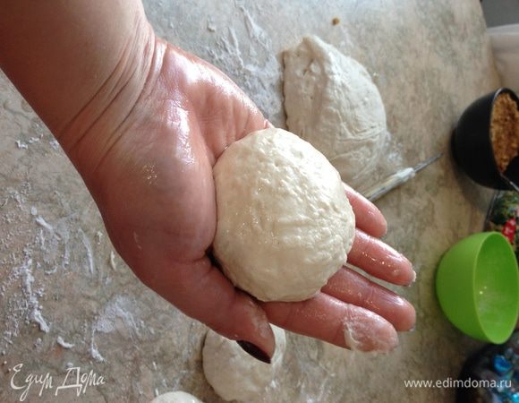 Еще раз обминаем тесто. Оно получается  немного липким. Насыпаем на стол муки. Делим наше тесто на 8 равных кусочков. Размерчик как на фото.