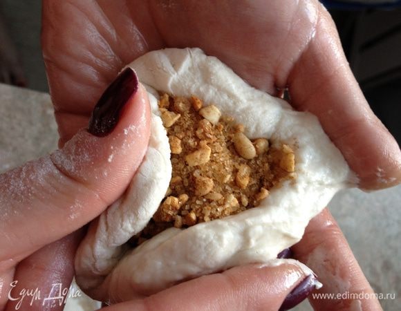 В каждый кусочек теста кладем примерно по столовой ложке начинки. Получается такой шарик, а внутри хрустит и шуршит)). 