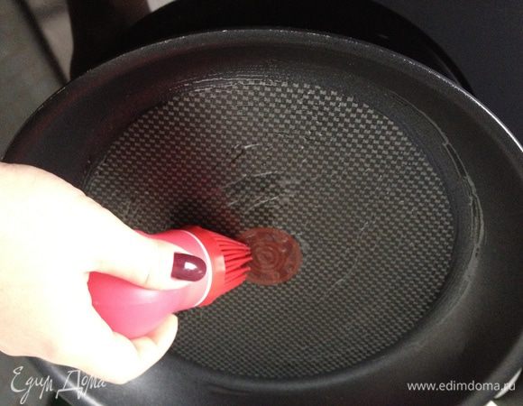 Кисточкой распределяем немного растительного масла на нагретой сковороде.