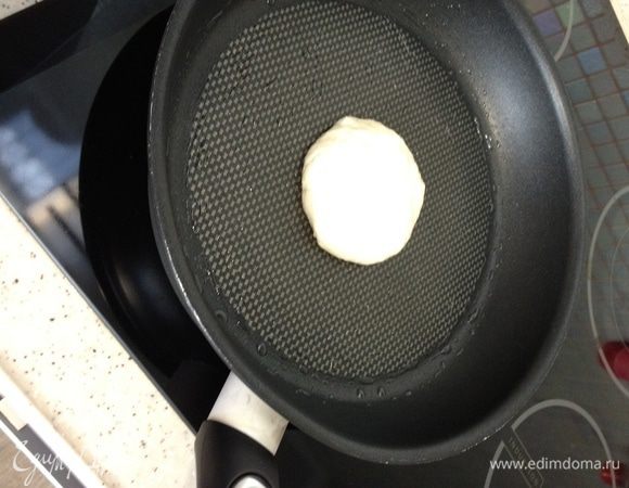 Шарик с начинкой выкладываем на сковороду. 