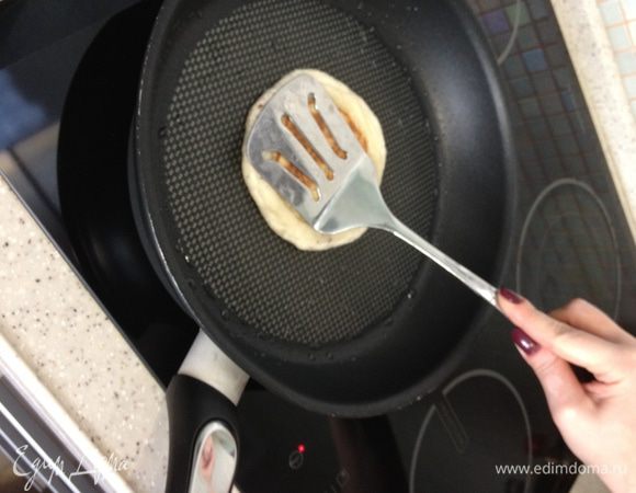 Немного погодя переворачиваем его и прижимаем лопаткой. Должен получиться блинок размером с CD-диск с белыми краями. 