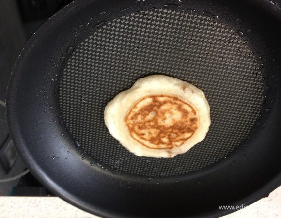Обжариваем слегка и переворачиваем на другую сторону. Дожариваем белые края. Получается, что переворачиваем два раза. Сахар внутри лепешки должен раствориться, так что, не делайте огонь слишком сильным. 