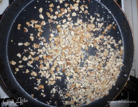 И поджариваем их на сковороде (недолго, минут 5, постоянно их помешивая)