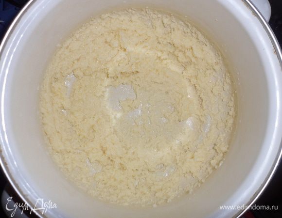 Приступаем к приготовлению теста: Размягченное сливочное масло взбиваем  с сахаром.