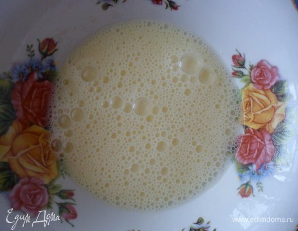 В отдельной тарелке взбить яйца и добавить их в масло, постоянно взбивая.