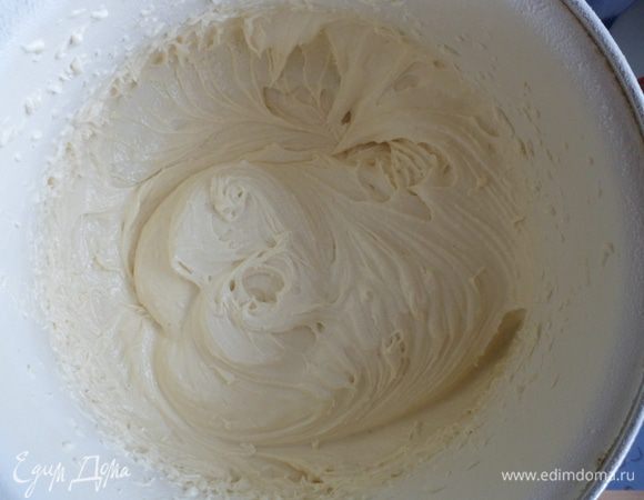 Затем добавить разрыхлитель, ванилин, муку и хорошо перемешать. После этого ввести молоко.