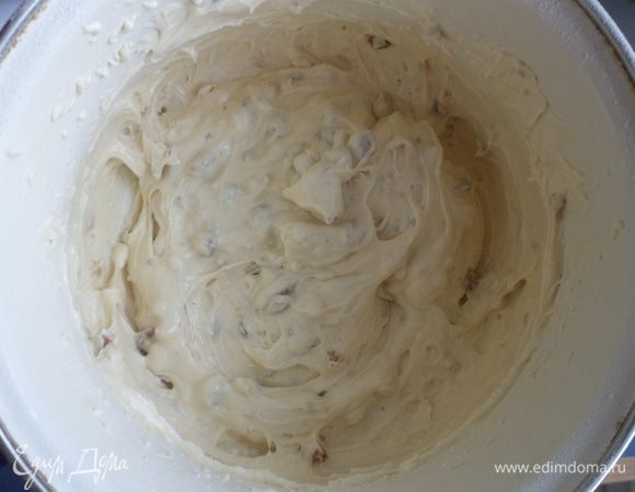 После этого добавить в тесто смесь из грецких орехов.