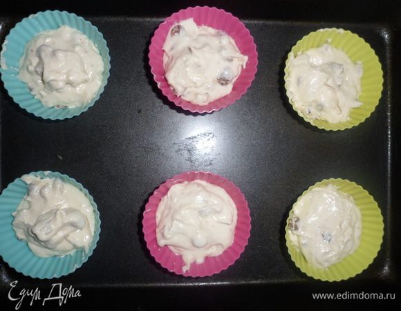 Разложить тесто по силиконовым формам.  Форма поставить на противень и все ставим выпекать в разогретую до 180-200 градусов духовку