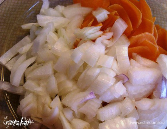 Лук и морковь почистить, помыть и обсушить. Лук порезать небольшими кубиками, а морковь нашинковать "пятаками". Добавить это в кастрюлю к мясу, перемешать и жарить минут 5.

