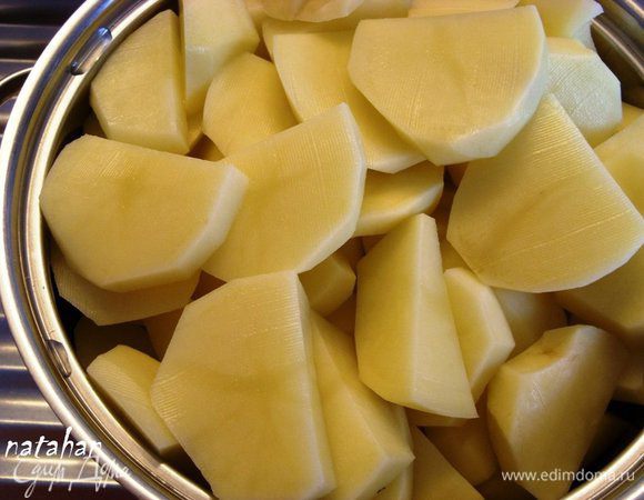 Картофель почистить, помыть и крупно порезать. Добавить в кастрюлю и  перемешать. Долить 100 мл воды. Посолить, поперчить. Закрыть кастрюлю крышкой и тушить при средней мощности минут 20.