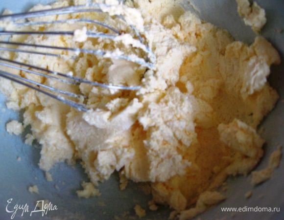 Итак, наш «Victoria Sponge cake». Размягченное масло взбиваем с сахаром и ванильным сахаром добела. Вводим молоко.