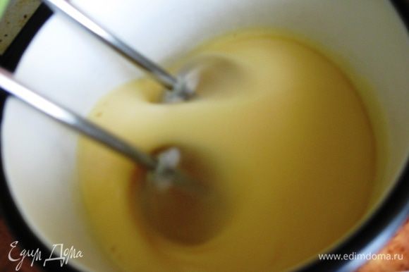 Отдельно взбиваем яйца с щепоткой соли на максимальной скорости миксера. Не меньше 5-7 минут!