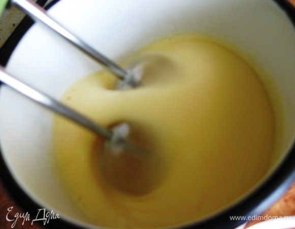 Отдельно взбиваем яйца с щепоткой соли на максимальной скорости миксера. Не меньше 5-7 минут!