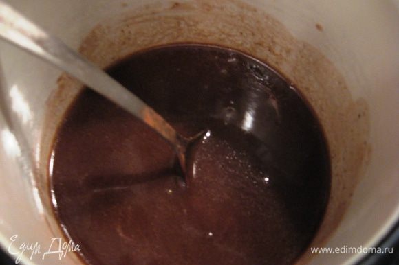 Теперь наш шоколадный соус-топпинг. На водяной бане растапливаем шоколад. Добавляем сливки и даем остыть.