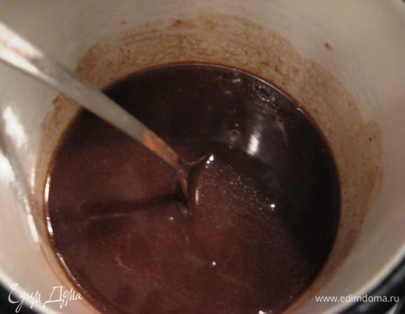 Теперь наш шоколадный соус-топпинг.
На водяной бане растапливаем шоколад. Добавляем сливки и даем остыть.
