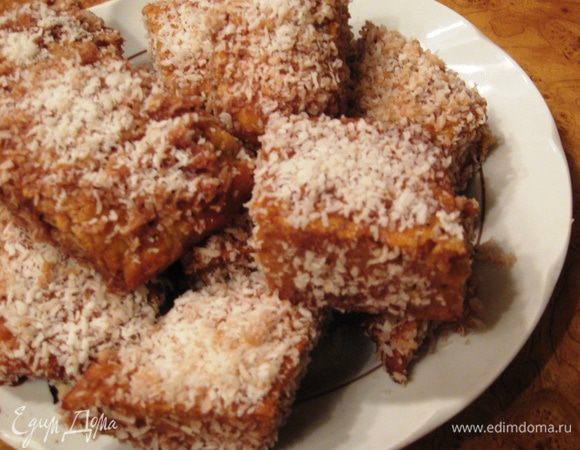 Теперь аккуратно заливаем наши пирожные шоколадом со всех сторон, если у Вас есть, это лучше делать на решетке. Но я справилась и без нее. Положила пирожные на пергаментную бумагу. Лучше именно заливать шоколадом, образом Вы обезопасите Вашу шоколадную глазурь от крошек. И обсыпаем кокосовой стружкой со всех сторон. Дайте время шоколадной глазури застыть. Вот и все!
Приятного аппетита!!!:)