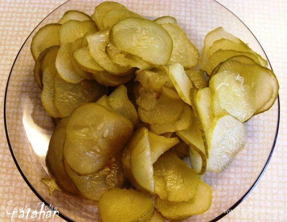 Солёные огурцы помыть, обсушить и нашинковать "пятаками".