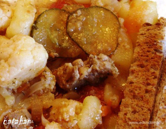 Попробовать картофель и если он мягкий, то добавить в котелок соус, огурцы и лавровый лист. Перемешать. Попробовать и добавить то, чего не хватает. Закрыть кастрюлю крышкой и потомить на маленькой мощности солянку минут 15-20. Всё готово! Приятного аппетита! 