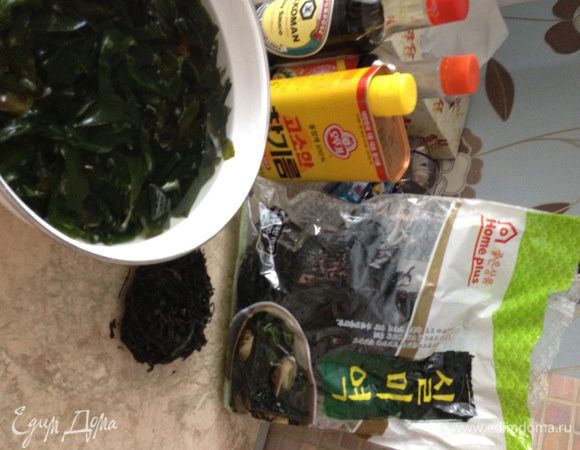 Морскую капусту замочите в воде на 20–30 минут. На моем фото вы видите 2 вида капусты: одна скручена в  шар, вторая — прямая. Это один и тот же вид, он используется в супах и салатах. Поищите в супермаркете на полке с восточно-азиатскими продуктами. Это та же водоросль, что добавляется в японский мисо-суп.