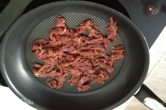 Замаринованную говядину слегка поджарьте на сковороде.