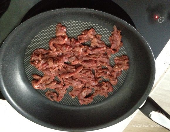 Замаринованную говядину слегка поджарьте на сковороде.