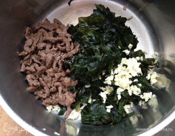 В кастрюлю отправьте жареное мясо, морскую капусту и измельченный чеснок. Залейте 2 л воды (помните, что это суп, а не каша, ложка стоять не должна). Посолите по вкусу, варите на среднем огне 20–30 минут.