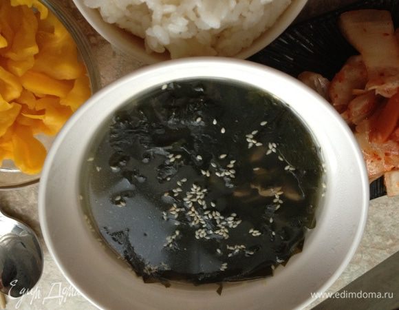 Нарежьте кимчи, положите в чашку рис (несоленый, естественно). У меня еще была маринованная редька.