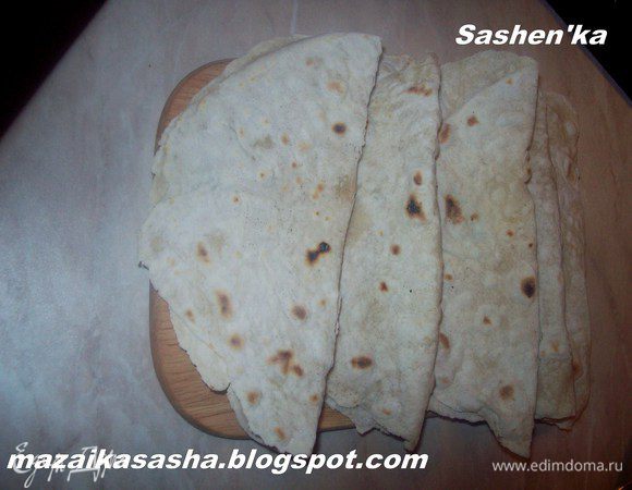 Тортильяс жарятся очень быстро. Не передержите. Если передержите, то тортильяс быдут сухие и ломкие. как только снимаете их со сковороды складывайте пополам и накрывайте полотенцем.