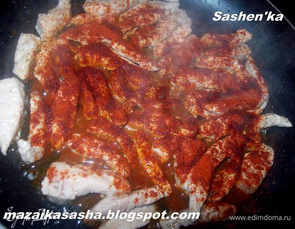 свинину режем на тонкие брусочки и обжариваем в растительном масле. Добавляем, соль, красный молотый перец, сушеный чесно и МНОГО сладкой паприки. Если не хотите возиться с мясом можно использовать колбасу Чоризо.