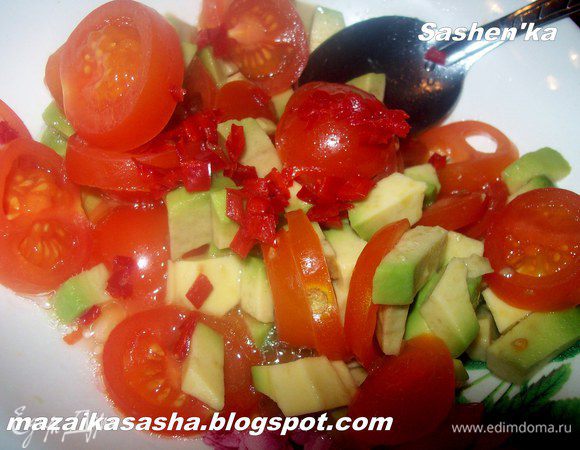 Авокадо разрезаем по полам, проворачиваем и удаляем косточку. Чистим от кожуры и режем кубиком. Помидоры режем кубиком (если у Вас большие помидоры)я просто порезала кружочками. чили мелко рубим. Заправляем: 2 ст. л. растительного масла,2 ст. л. лимонного сока, соль, красный молотый перец. Салат айсберг нарезать или нарвать на не большие кусочки 