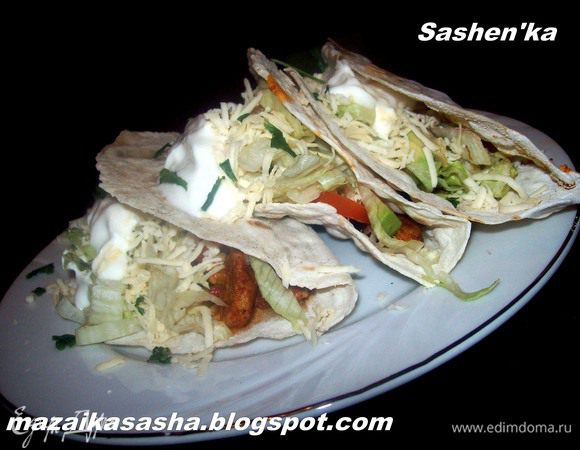 Собираем Тако. На половину тортильяс выкладываем мясо, сверху овощи и салат. присыпаем сыром и добавляем пару сталовых ложек сметаны в кажтый Тако. посыпаем рубленной кинзой и подаем к столу