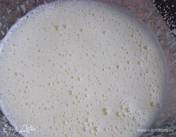 Приготовим бисквит. Отделим белки от желтков. Желтки взобьем с водой и 70 г сахара. Взбиваем на максимальной скорости миксера минут пять