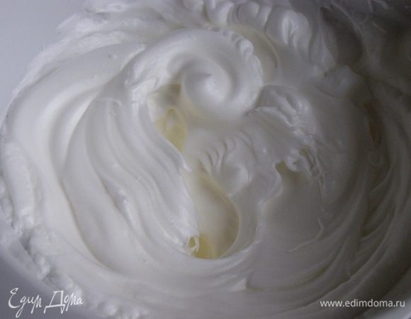 Белки взобьем с оставшимся сахаром до устойчивых пиков
