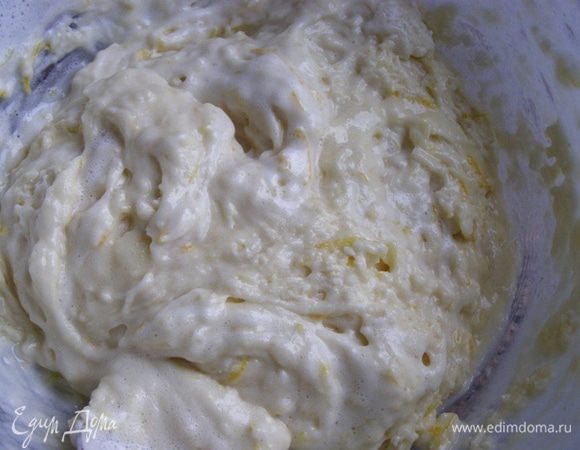 Муку смешаем со взбитыми желтками