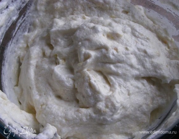 Добавим белки, аккуратно перемешаем до однородности