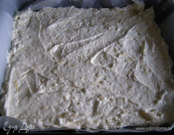 Противень застелим пергаментной бумагой, смажем маслом, выложим бисквитное тесто, разровняем