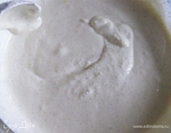 Для крема творог протрем через сито. Смешаем до однородного состояния с йогуртом, желтками, ванильным сахаром, лимонной цедрой и соком лимона, солью