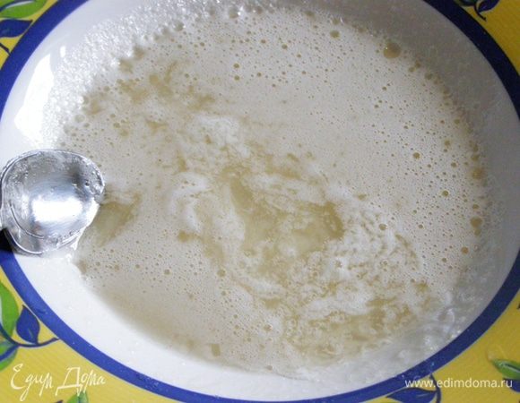 Желатин смешаем в миске с водой и растопим на водяной бане. Растопленный желатин смешаем с творожно-желтковой массой. Если смесь жидковата, лучше поставить в холодильник или морозильное отделения и слегка охладить - смесь загустеет. Только не передержите. Мне хватило 10 минут подержать смесь в морозильном отделении