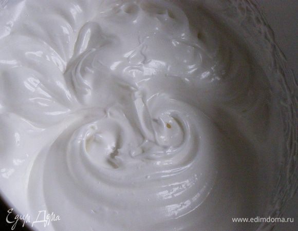 Белки взобьем на максимальной скорости с сахаром до устойчивых пиков