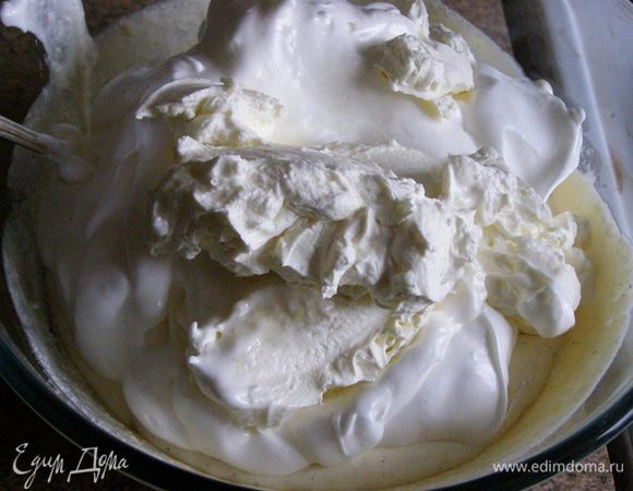 Сливки и белки смешаем с творожной смесью