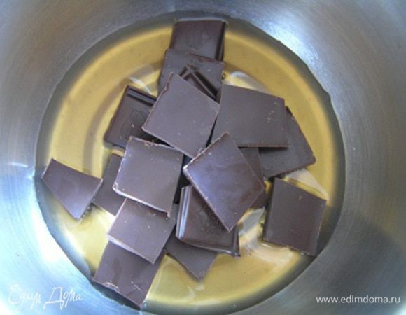 Сироп налить в кастрюльку, добавить поломанный на кусочки шоколад, 