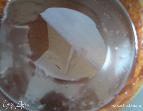 нагревать, пока шоколад не растает, снять с огня. Добавить кедровое масло, перемешать.