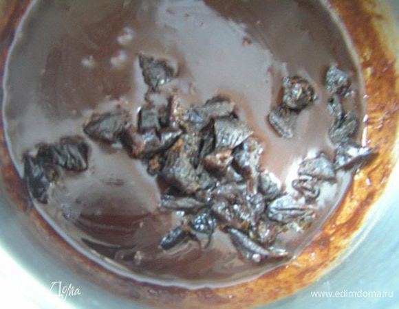 В шоколадную массу добавить порезанный на маленькие кусочки чернослив, перемешать.