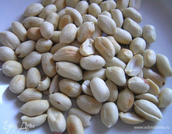 Арахис предварительно обжарить, освободить от шелухи, разломить на половинки,